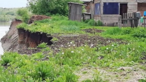 Дом в селе Шульгин Лог скоро рухнет с обрыва.