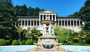 Одно из мест съемок в Сочи-санаторий Орджоникидзе.