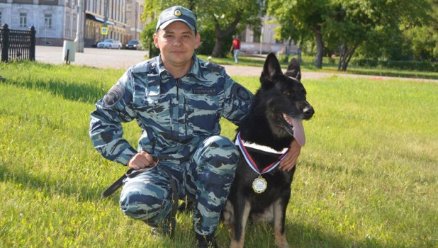 Полицейская собака Сандера с кинологом Никитой Афониным.