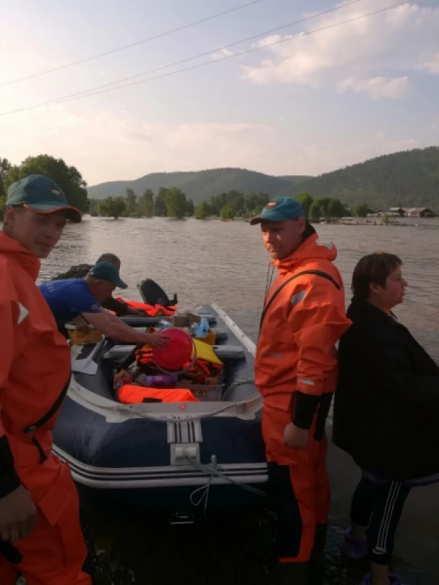 Эвакуация населения из зоны подтопления в Иркутской области.