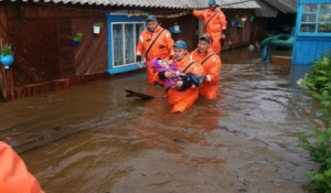 Эвакуация населения из зоны подтопления в Иркутской области.