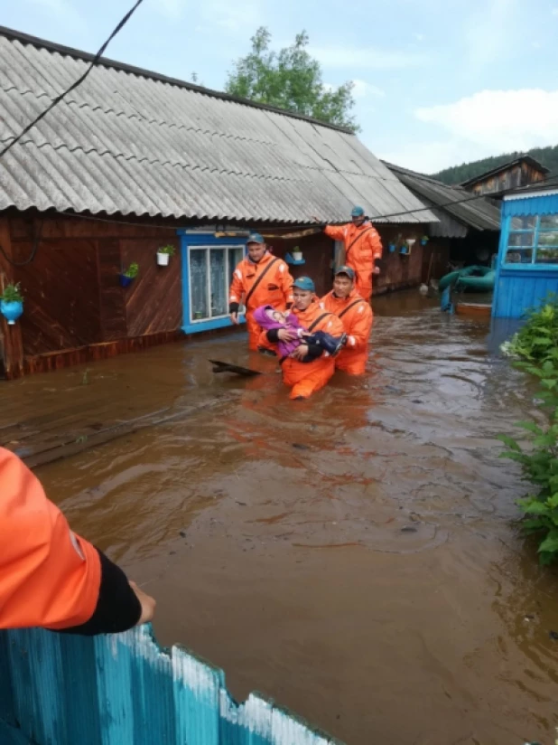 Эвакуация населения из зоны подтопления в Иркутской области.