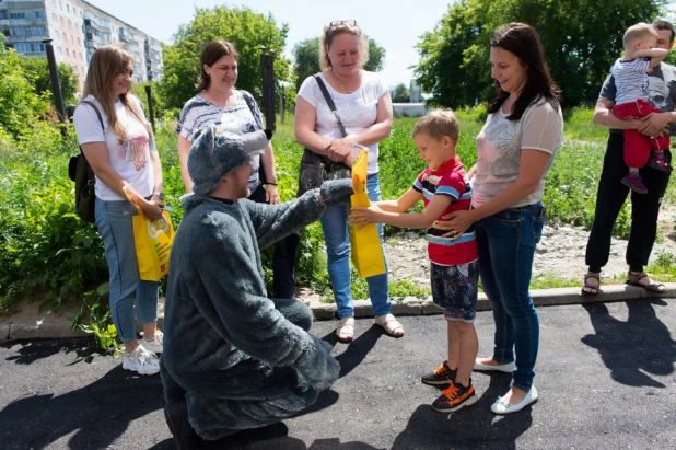 В Барнауле проверили, открывают ли дети дверь незнакомым людям.