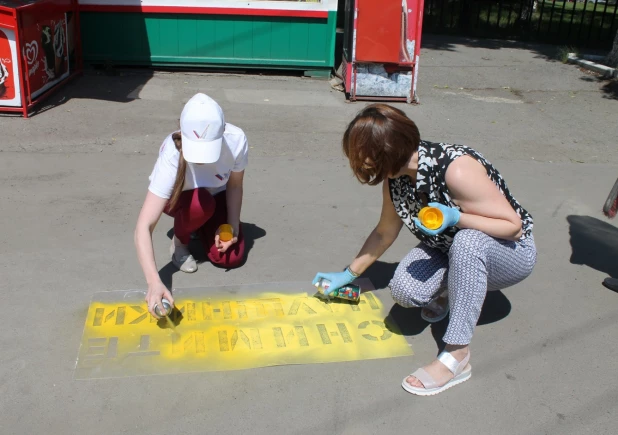 Предупреждающие надписи на пешеходных переходах.