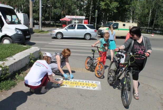 Предупреждающие надписи на пешеходных переходах.