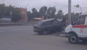 Водитель врезался в клумбу.
