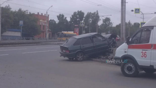 Водитель врезался в клумбу.