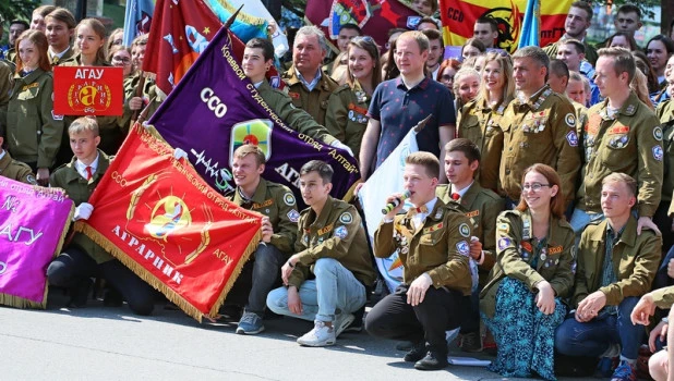 Памятный знак в честь 50-летия стройотрядовского движения на Алтае.