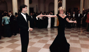 Принцесса Диана танцует с Джоном Траволтой на приёме в Белом доме, 9 ноября 1985.