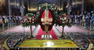 Перед началом пасхального богослужения в храме Христа Спасителя.