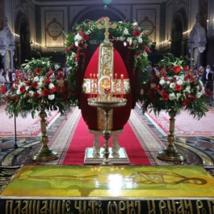 Перед началом пасхального богослужения в храме Христа Спасителя.