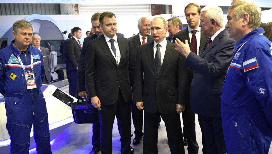 Владимир Путин с летчиками-испытателями МС-21.