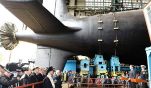 Церемония спуска на воду многоцелевого атомного подводного крейсера.
