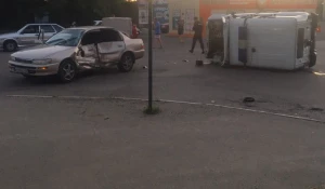 В Бийске не поделили дорогу Тойота и полицейский УАЗ