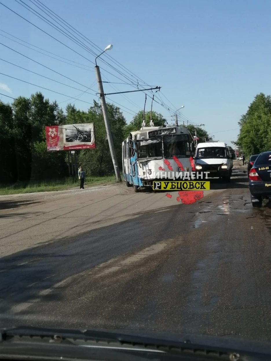 В Рубцовске троллейбус взял столб на таран, кондуктора госпитализировали