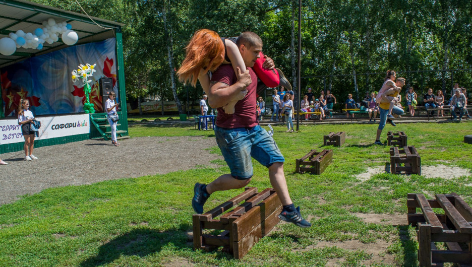 Чемпионат по переносу жен в Барнауле.