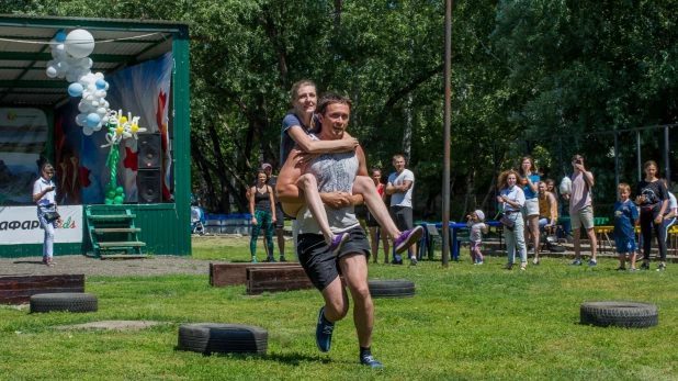 Чемпионат по переносу жен в Барнауле.