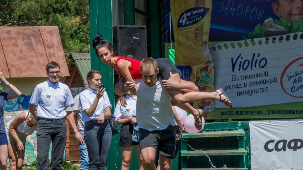 Чемпионат по переносу жен в Барнауле.