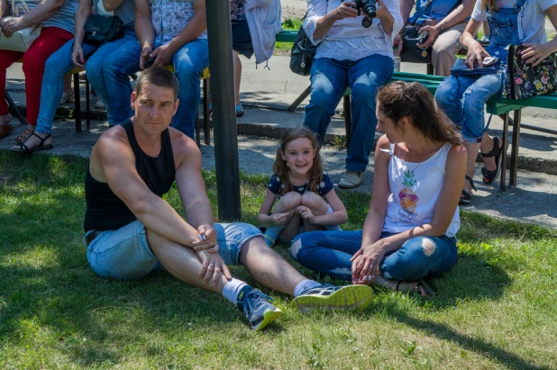 Чемпионат по переносу жен в Барнауле.