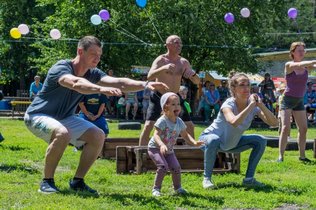 Чемпионат по переносу жен в Барнауле.