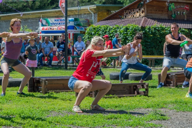 Чемпионат по переносу жен в Барнауле.