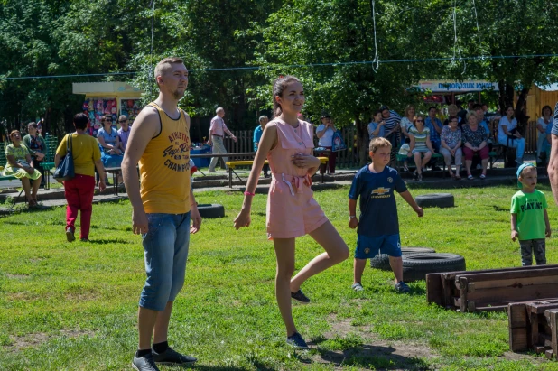 Чемпионат по переносу жен в Барнауле.