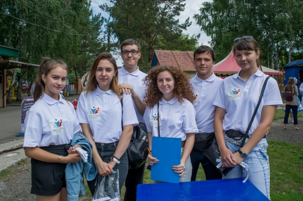 Чемпионат по переносу жен в Барнауле.