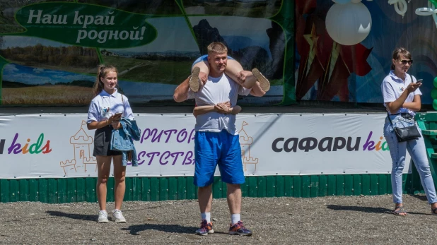 Чемпионат по переносу жен в Барнауле.