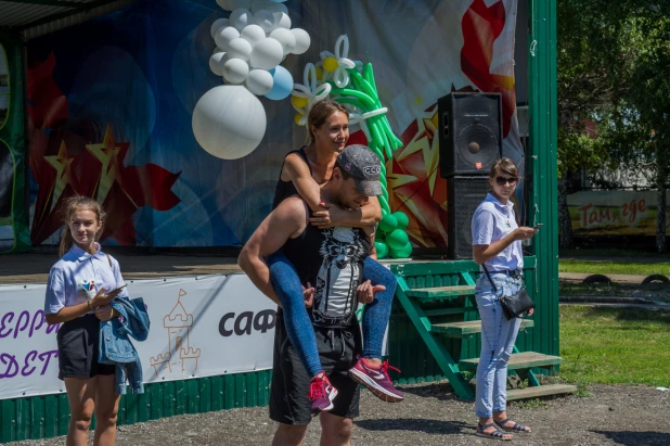 Чемпионат по переносу жен в Барнауле.