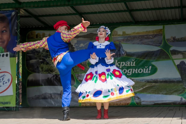 Чемпионат по переносу жен в Барнауле.