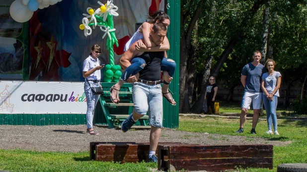 Чемпионат по переносу жен в Барнауле.