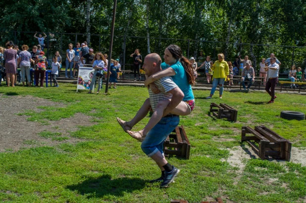 Чемпионат по переносу жен в Барнауле.