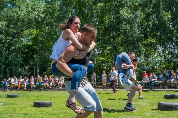 Чемпионат по переносу жен в Барнауле.