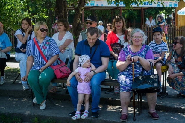 Чемпионат по переносу жен в Барнауле.