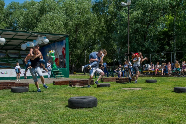 Чемпионат по переносу жен в Барнауле.