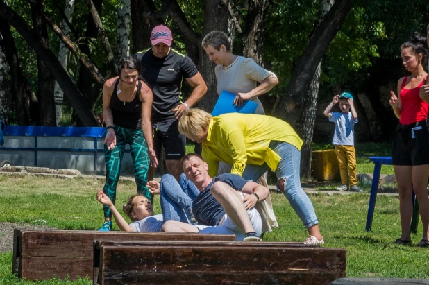 Чемпионат по переносу жен в Барнауле.