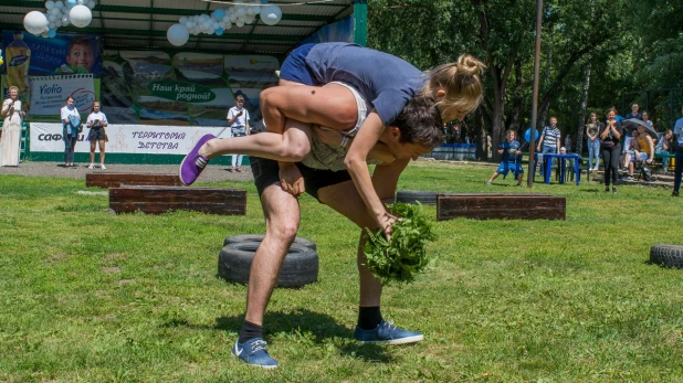 Чемпионат по переносу жен в Барнауле.