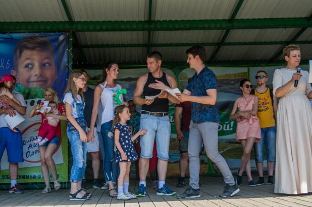 Чемпионат по переносу жен в Барнауле.