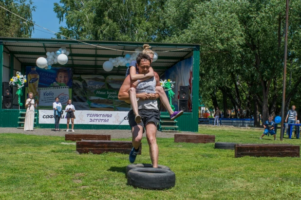 Чемпионат по переносу жен в Барнауле.