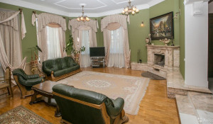 В Барнауле  продают коттедж в дворянском стиле.