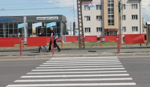 У пешеходных переходов Барнаула.