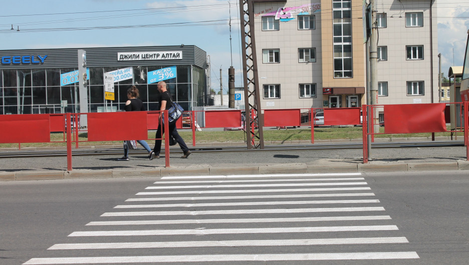 Покажи барнаул. Пешеходный переход в Барнауле. Стеклянный пешеходный переход на выезде из Мурманска.