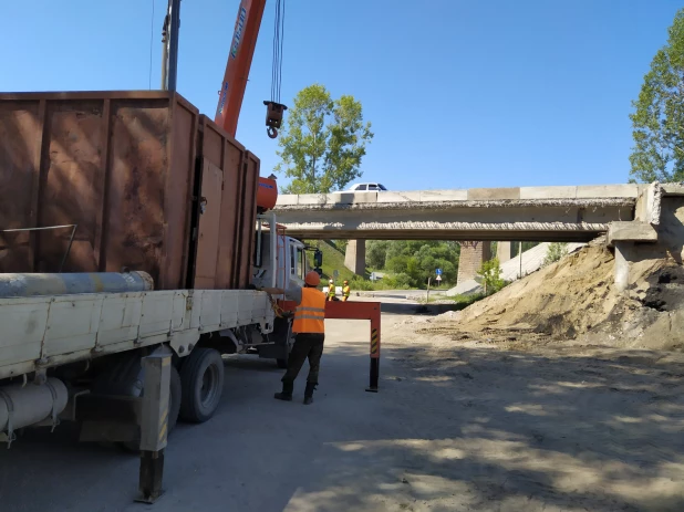 Работы на дороге в объезд Барнаула.