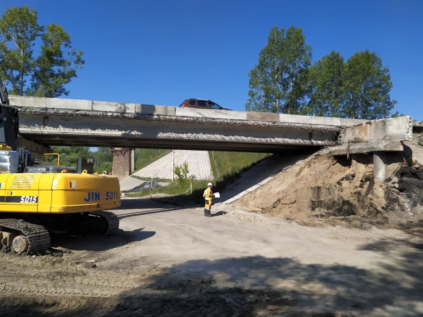 Работы на дороге в объезд Барнаула.