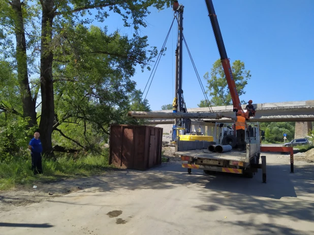 Работы на дороге в объезд Барнаула.