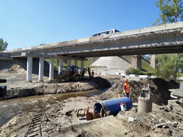 Работы на дороге в объезд Барнаула.