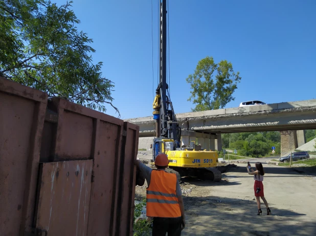 Работы на дороге в объезд Барнаула.