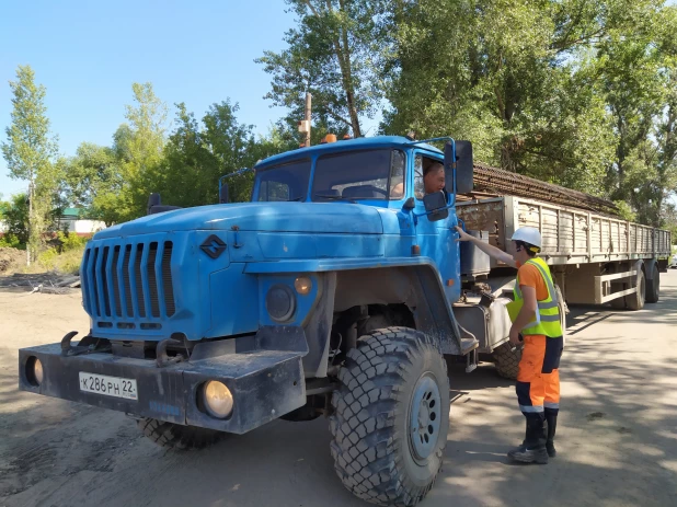 Работы на дороге в объезд Барнаула.