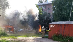 На детской площадке в Барнауле сгорел автомобиль.