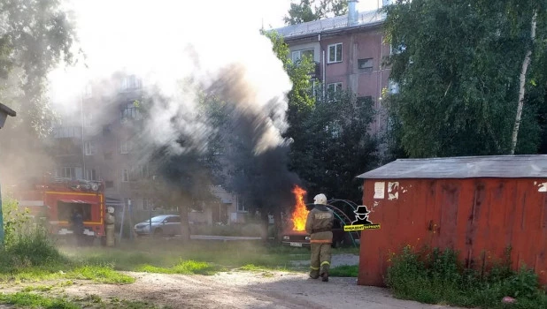 На детской площадке в Барнауле сгорел автомобиль.